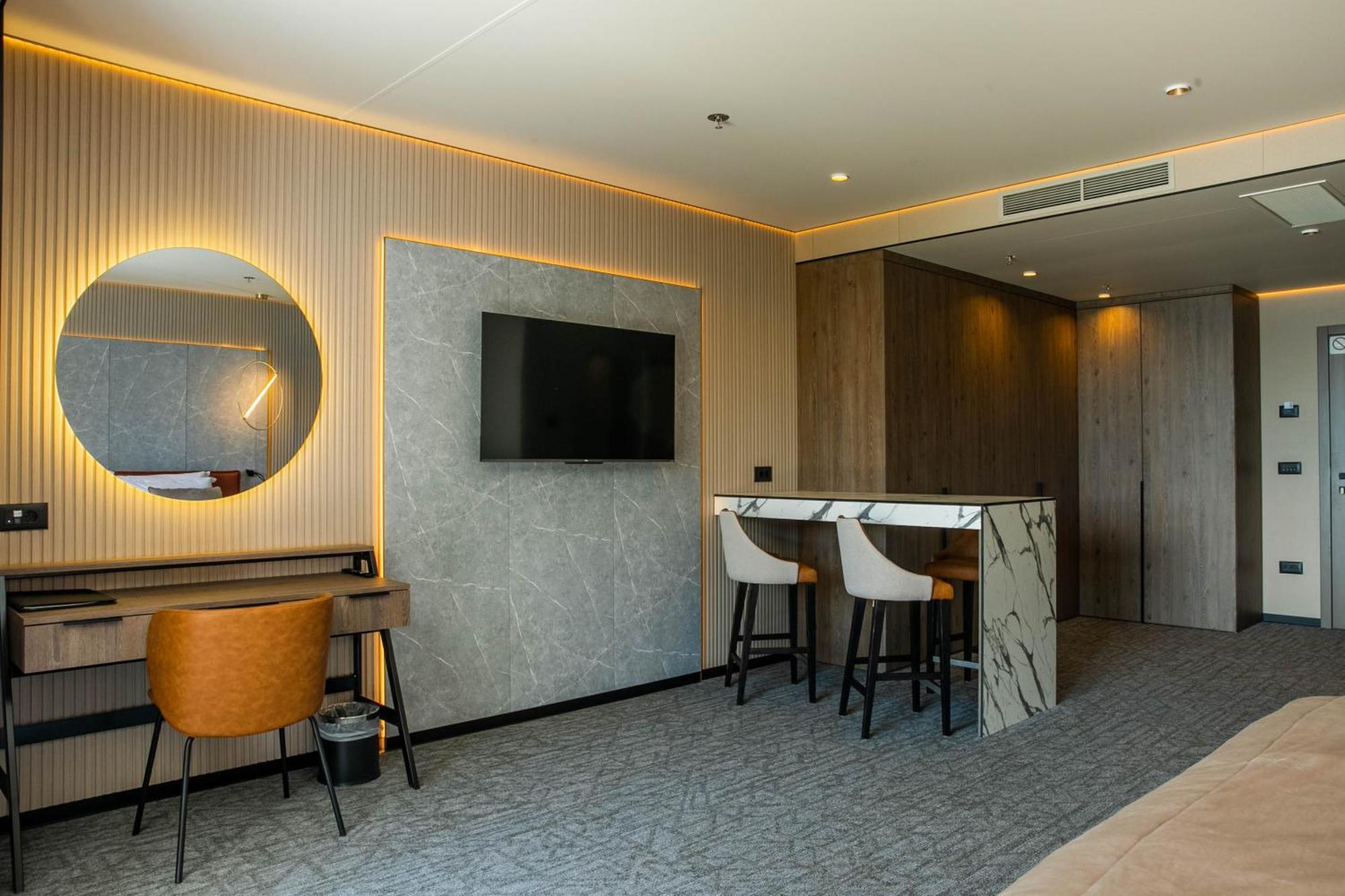 Hotel Medistone オミシュ エクステリア 写真