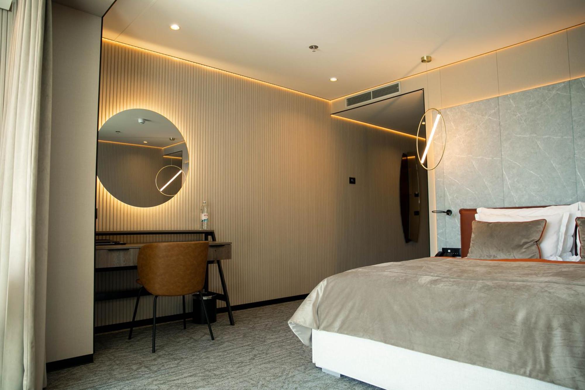 Hotel Medistone オミシュ エクステリア 写真